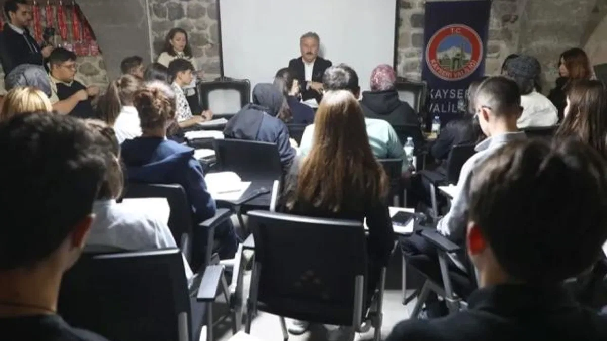 Mustafa Palancıoğlu Mektep Melikgazi’de öğrencilerle buluştu