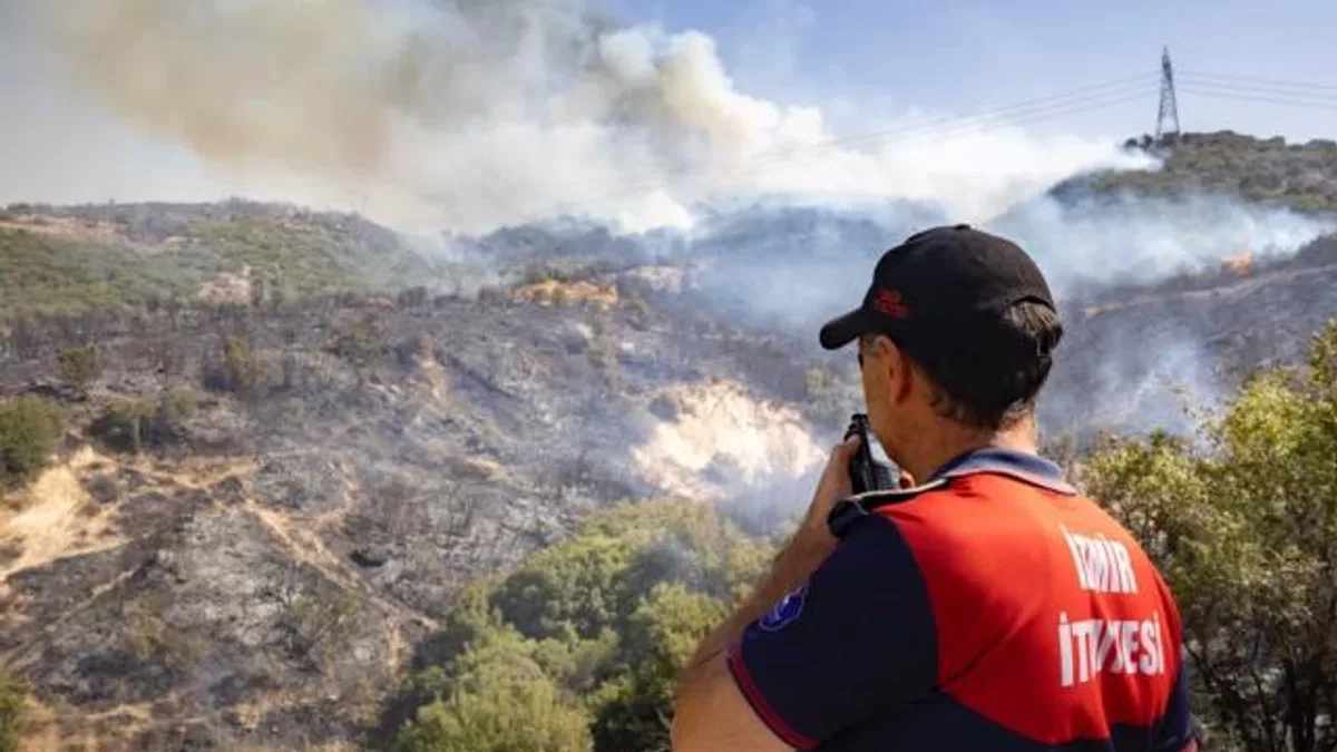 İzmir İtfaiyesi, Aliağa’daki yangına da müdahale ediyor