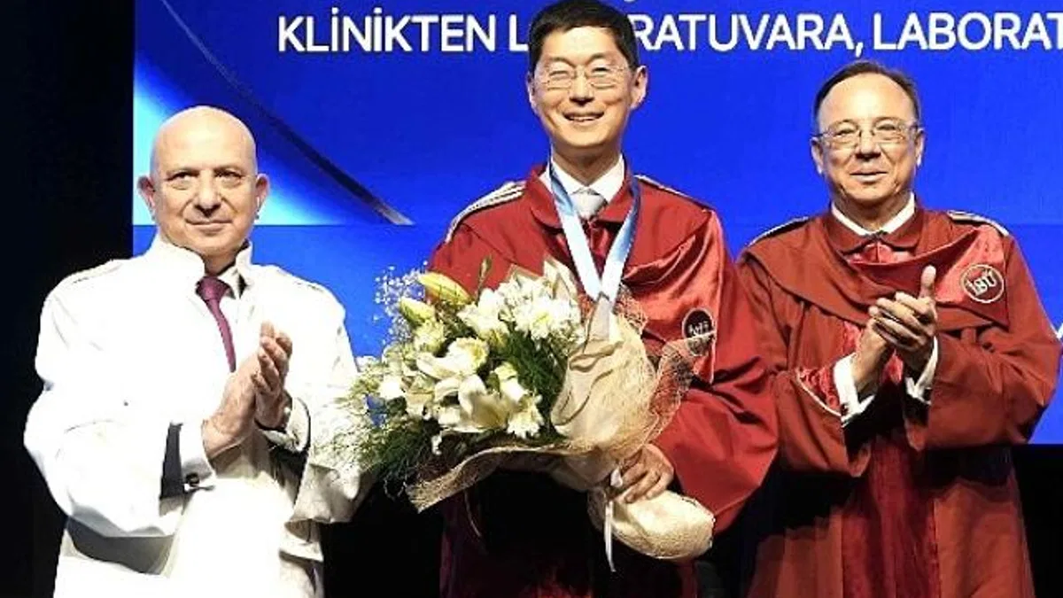 İstinye Üniversitesi Tıp Fakültesi Bilim Nişanı Stanford Üniversitesi’nden Prof. Dr. Michael Lim’e takdim edildi.