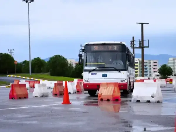 İzmir Büyükşehir Belediyesi toplu ulaşımda yapay zekâ destekli güvenli sürüş dönemini başlattı