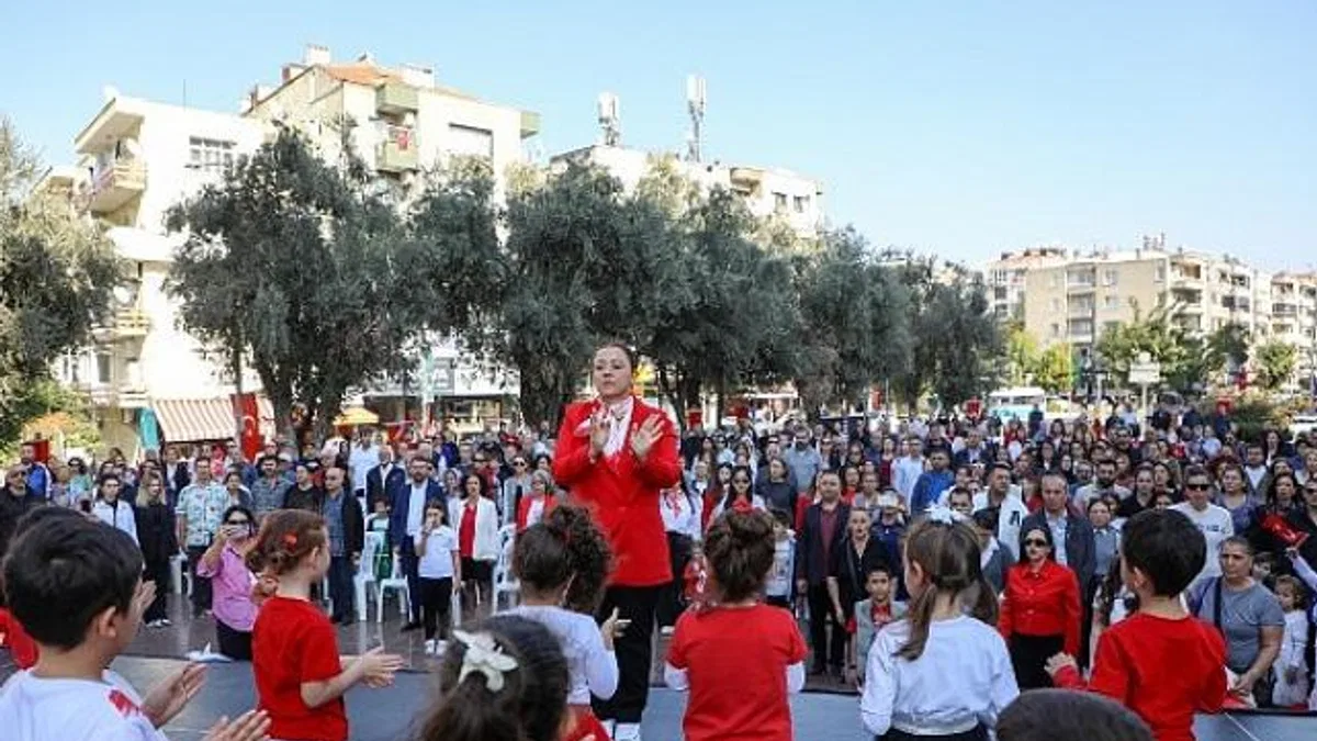 Buca Belediye Başkanı Görkem Duman, çocukların bayram sevincine ortak oldu
