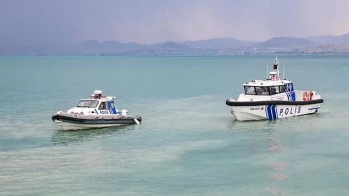 Van Gölü’nde deniz polisi devriyesi