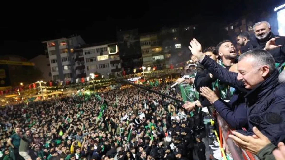 İzmit Kent Meydanı’nda tarihi kutlama