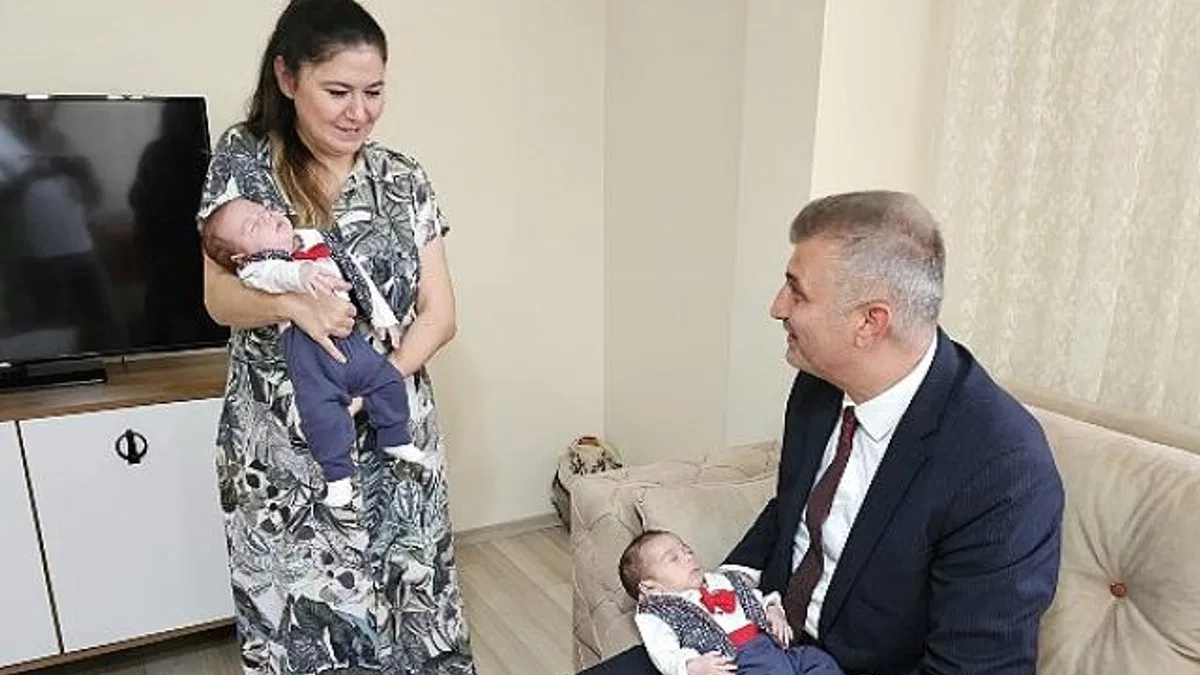 Başkan Sezer’den ikiz bebeklere hoş geldin sürprizi