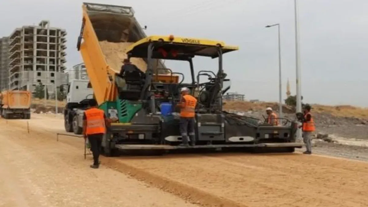 Şanlıurfa Mehmetçik Mahallesinde yeni açılan yolda asfalt hazırlığı yapılıyor