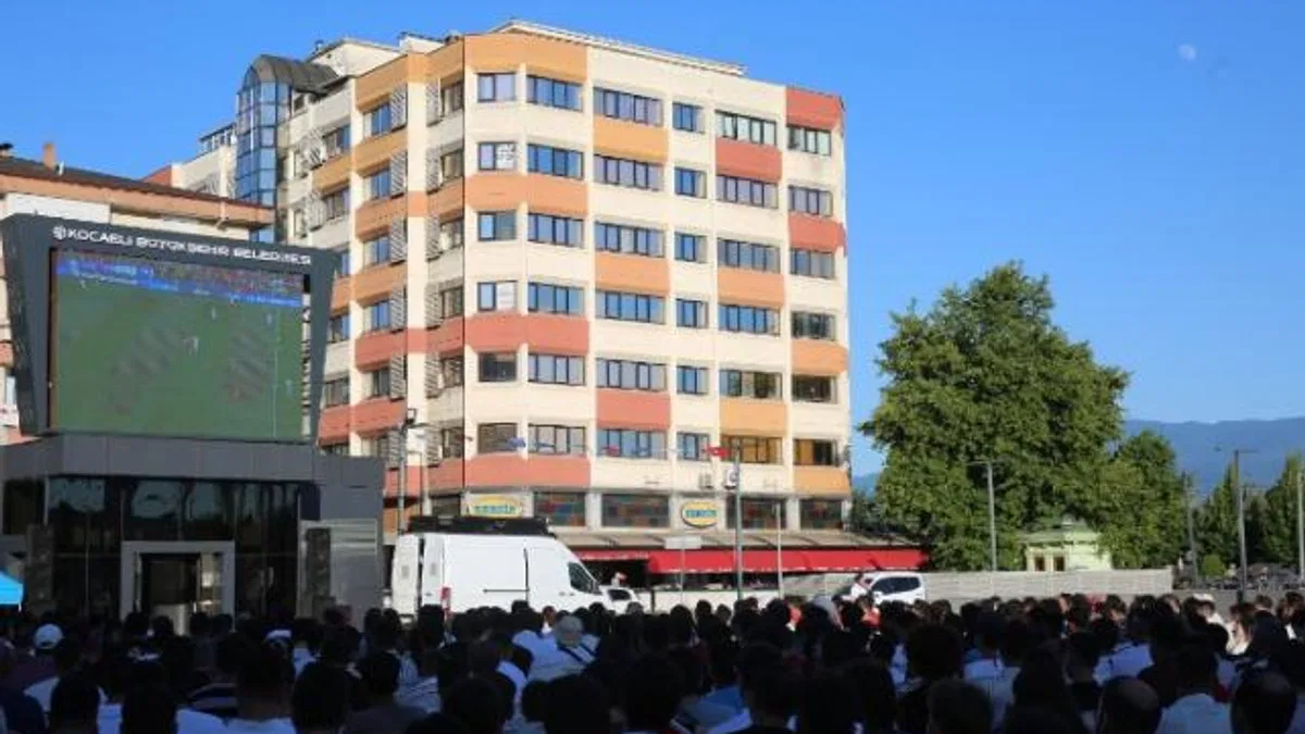 Kocaeli Kent Meydanı’nda çifte coşku