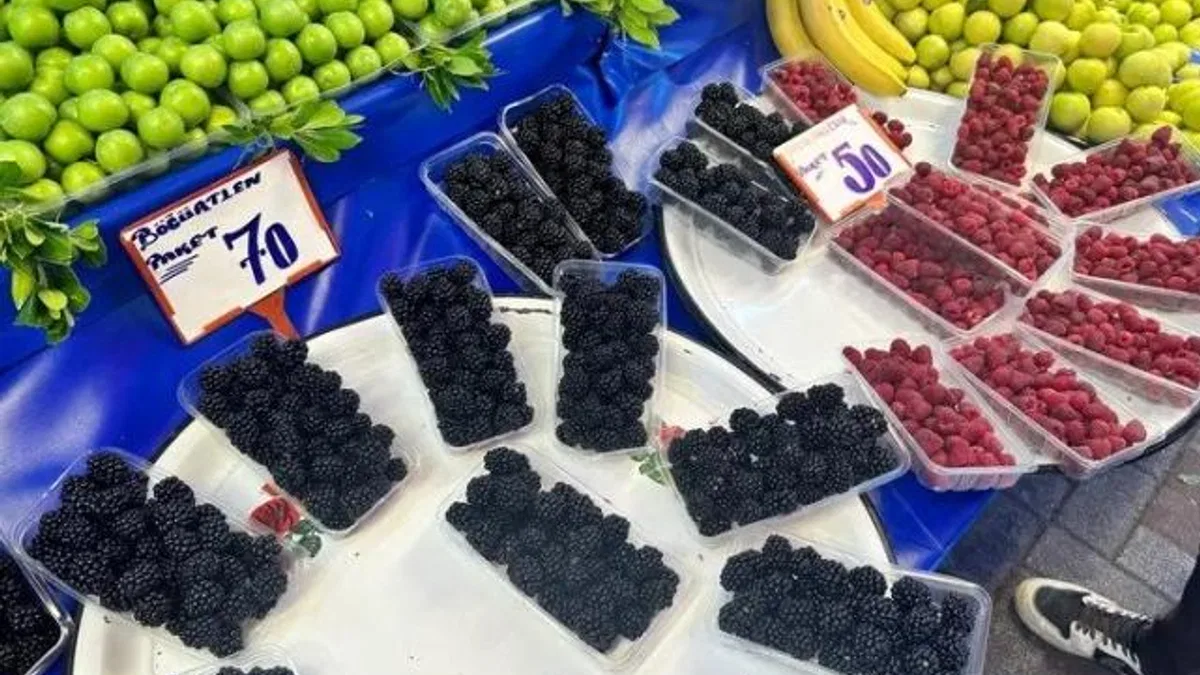 Ahududu ve böğürtlen tezgahlarda