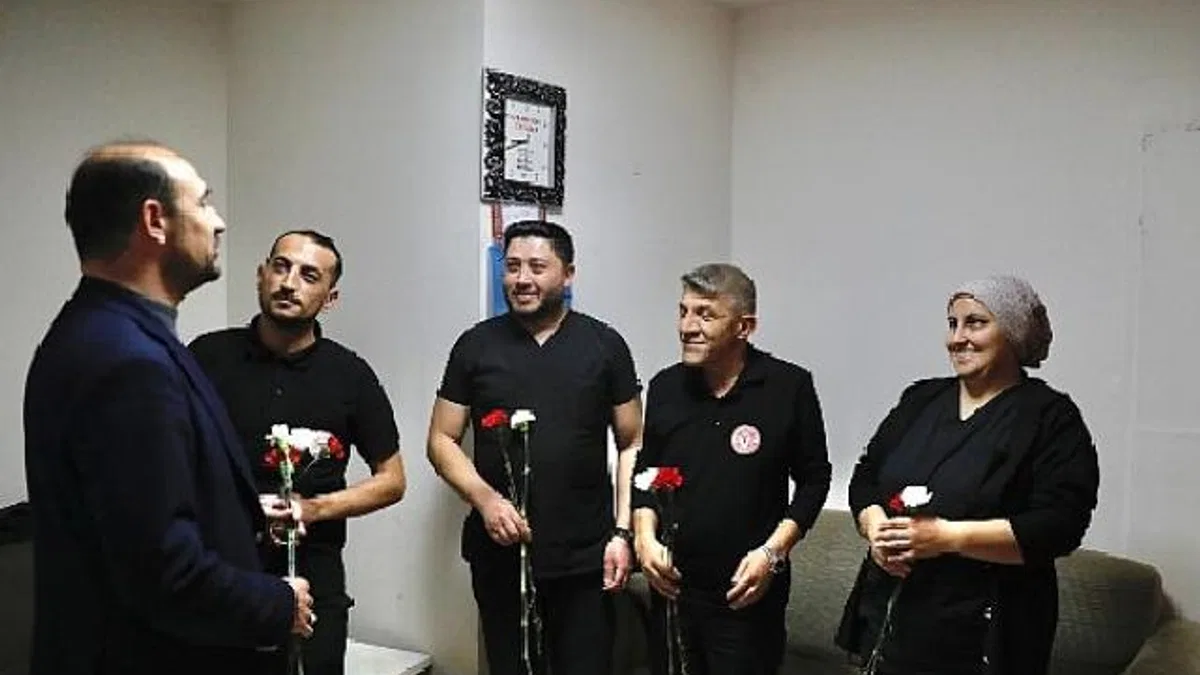 Tıp Bayramı’nda Sağlık Çalışanlarına Karanfil Dağıtıldı