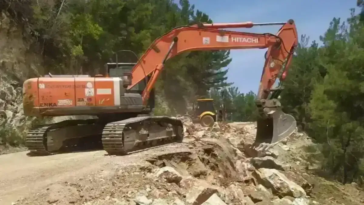 Antalya ‘da Büyükşehir ekiplerinden yol mesaisi