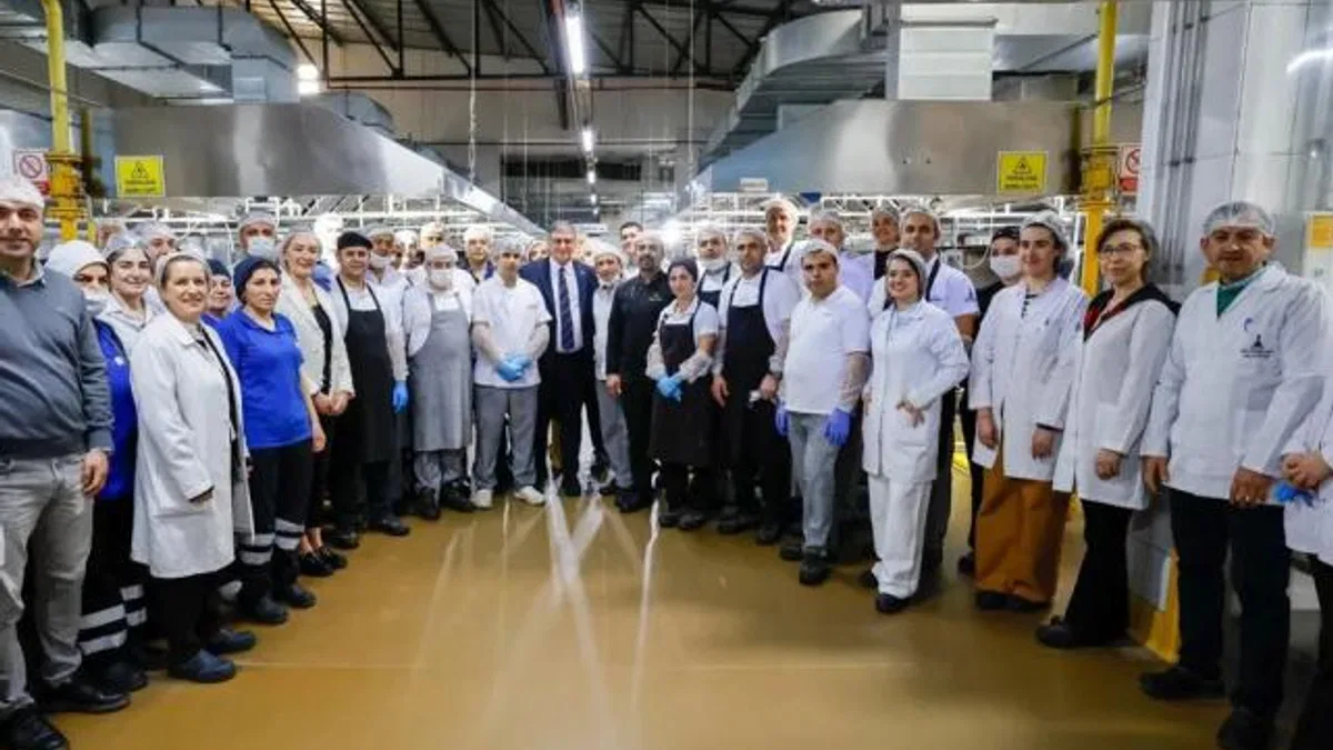 Başkan Tugay aşevinde yemek hazırlığına katıldı