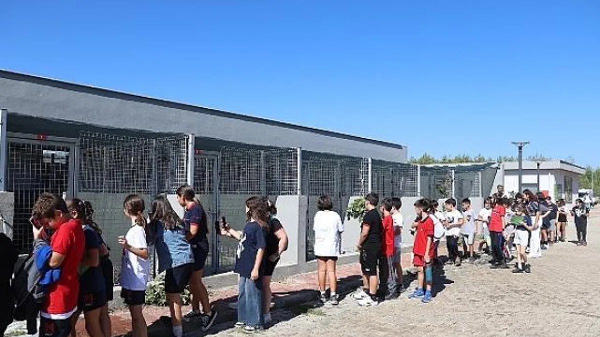 Antalya Büyükşehir Belediyesi Sokak Hayvanları Bakımevi’ne öğrencilerden ziyaret