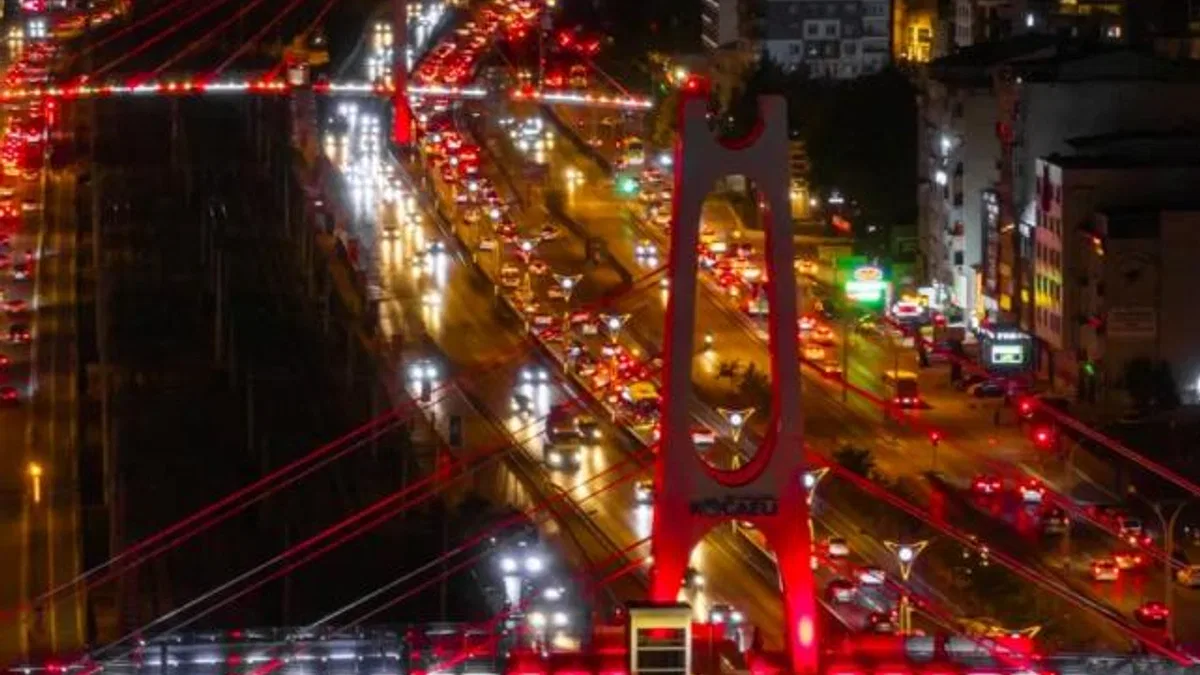 Kocaeli’de üst geçitler al bayrağın renkleriyle ışıldadı