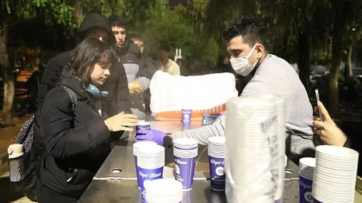 Antalya Büyükşehir’den final haftasında öğrencilere sıcak çorba ikramı