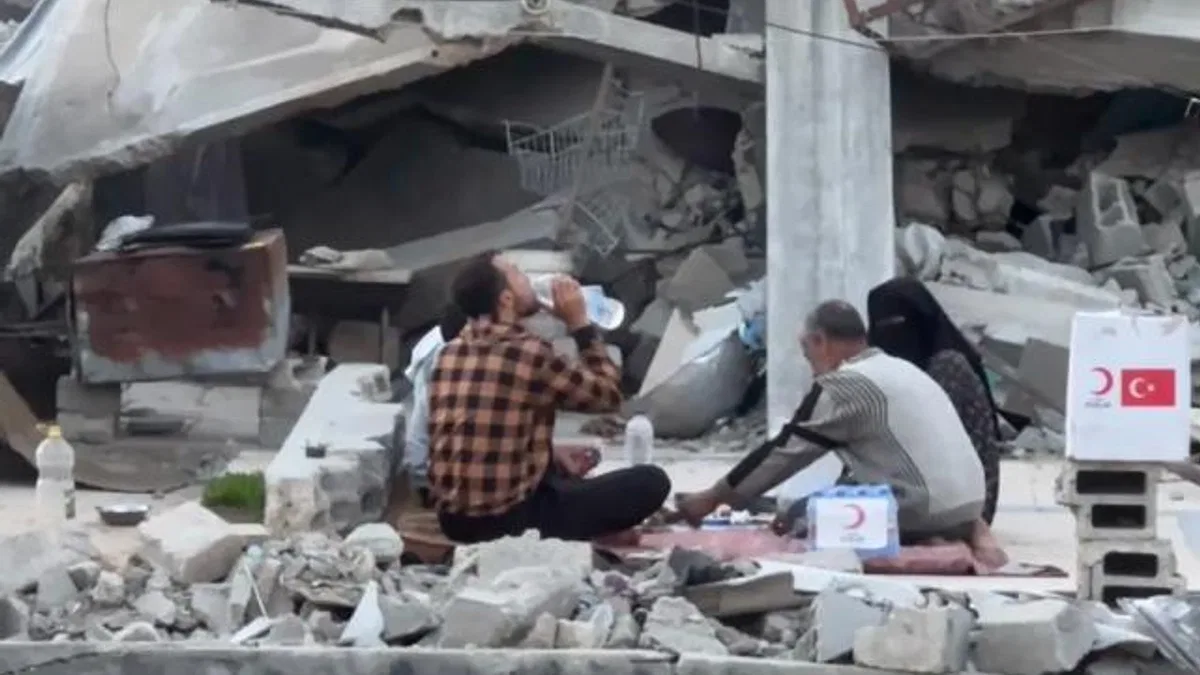 Gazze’de yıkıntılar arasında iftar! Kızılay Gazze’deki aşevi kapasitesini 30 bine çıkardı