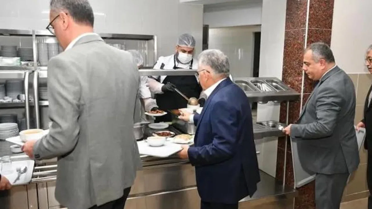 KASKİ personeline Başkan Büyükkılıç morali