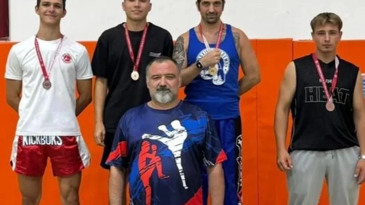 KickBoks’ta Karşıyakalı sporcular altın madalyaları kaptı