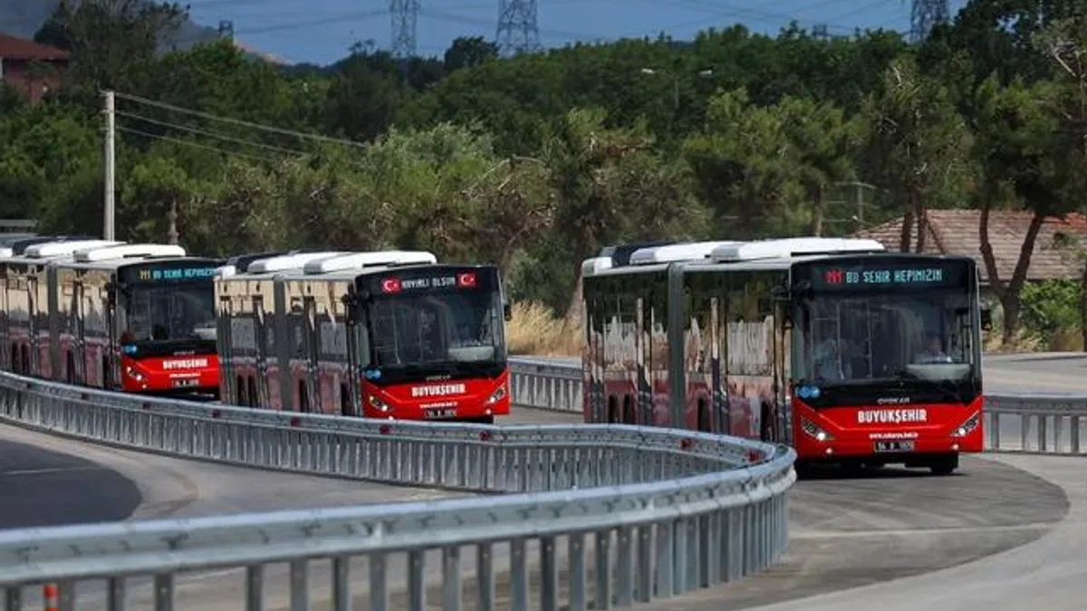 Sakarya’da metrobüsler seferlerine başladı