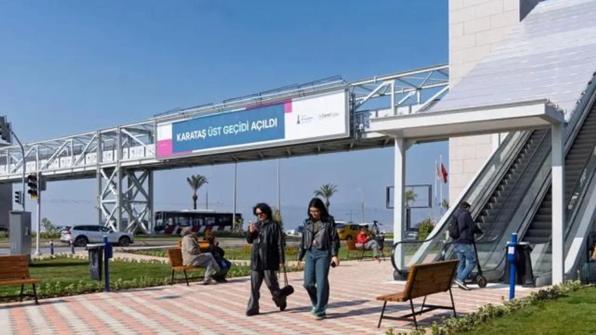 İzmir’de ‘Karataş Yaya Üst Geçidi’ hizmete açıldı