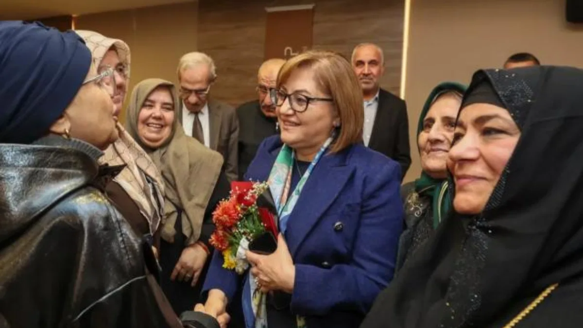 Umreden dönen ikinci kafile başkan Fatma Şahin ile buluştu