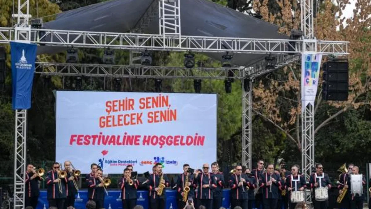 Üniversiteli gençler İzmir’e festivalle “merhaba” dedi