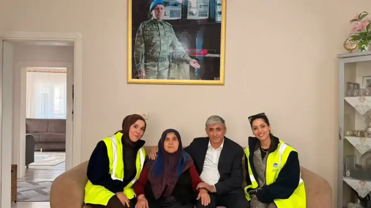 Sakarya Büyükşehir Belediyesi ekipleri yaşlı vatandaşları evlerinde ziyaret etti