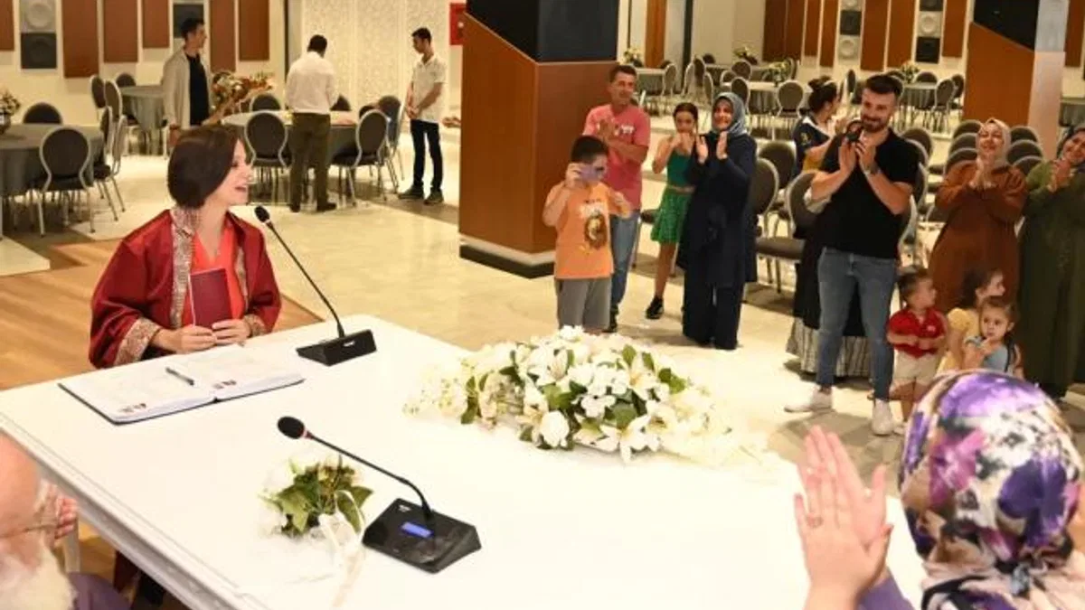 Başkan Kınay Karabağlar’ın en genç çiftinin nikahını kıydı