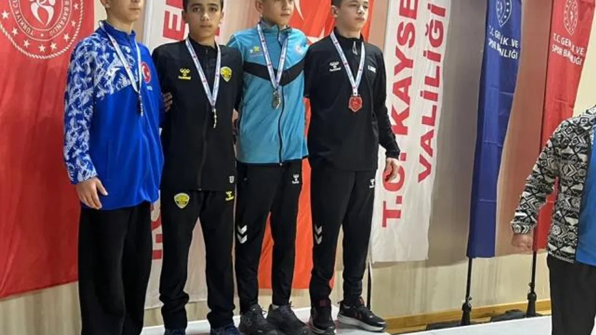 Konyalı güreşçiler madalyaları topladı