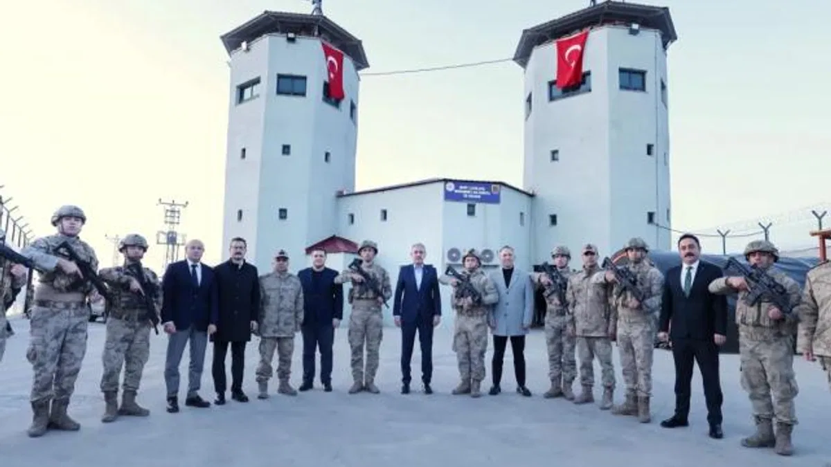 Mardin Valisi Akkoyun kahraman komandolarla buluştu