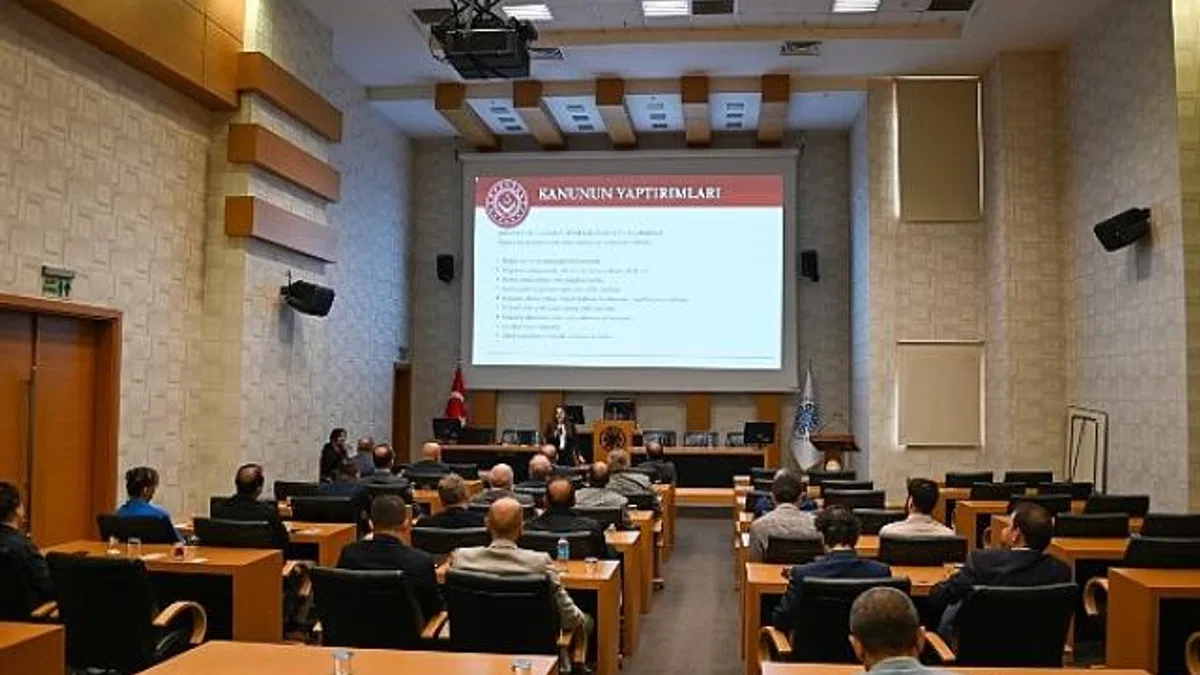 Selçuklu Belediyesi’nde görev yapan birim müdürlerine “Kadına Yönelik Şiddetle Mücadele, Erken Yaşta Evlilik ve Zorla Evlilik” konularında eğitim verildi