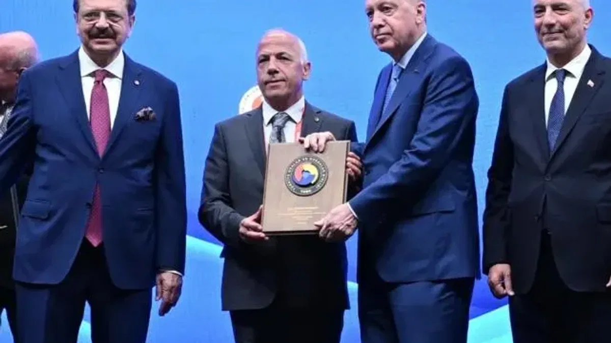 TOBB’dan Artvin Ticaret Borsası Başkanı Akyürek’e hizmet şeref plaketi