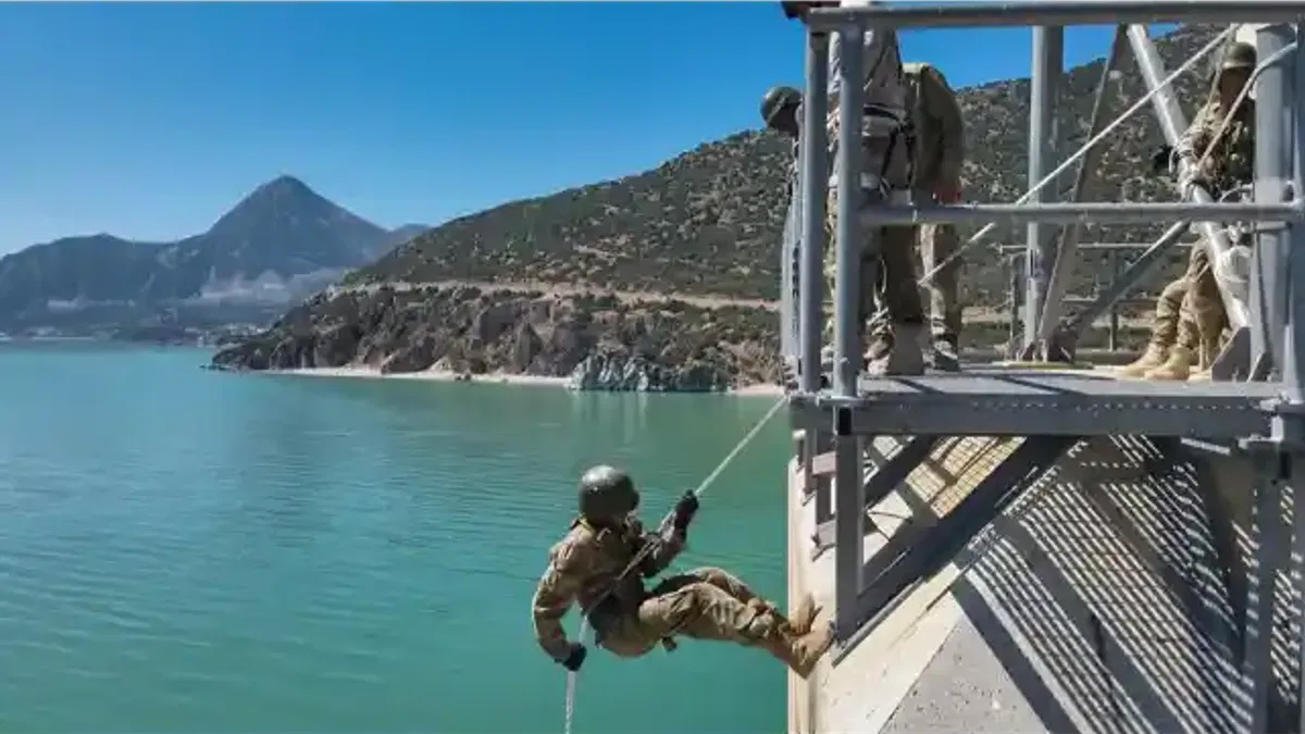 Libyalı askeri personele ‘kuleden iniş’ eğitimi verildi