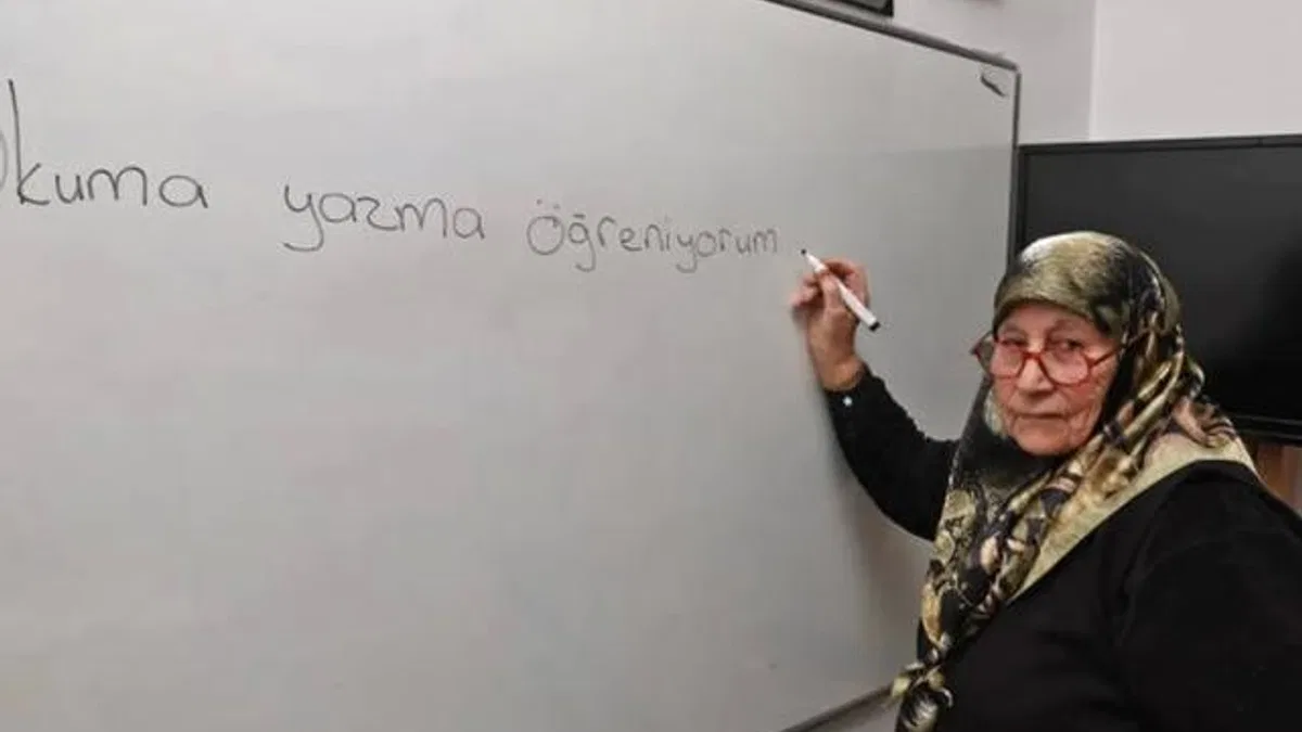 84 yaşındaki Ayşe Nine okuma yazmayı ATASEM’de öğreniyor