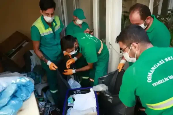 Bursa Osmangazi'de şoke eden manzara: Tonlarca çöp tahliye edildi