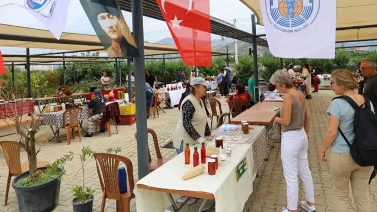 Efes Tarlası Yaşam Köyü’nde Üretici Pazarı açıldı