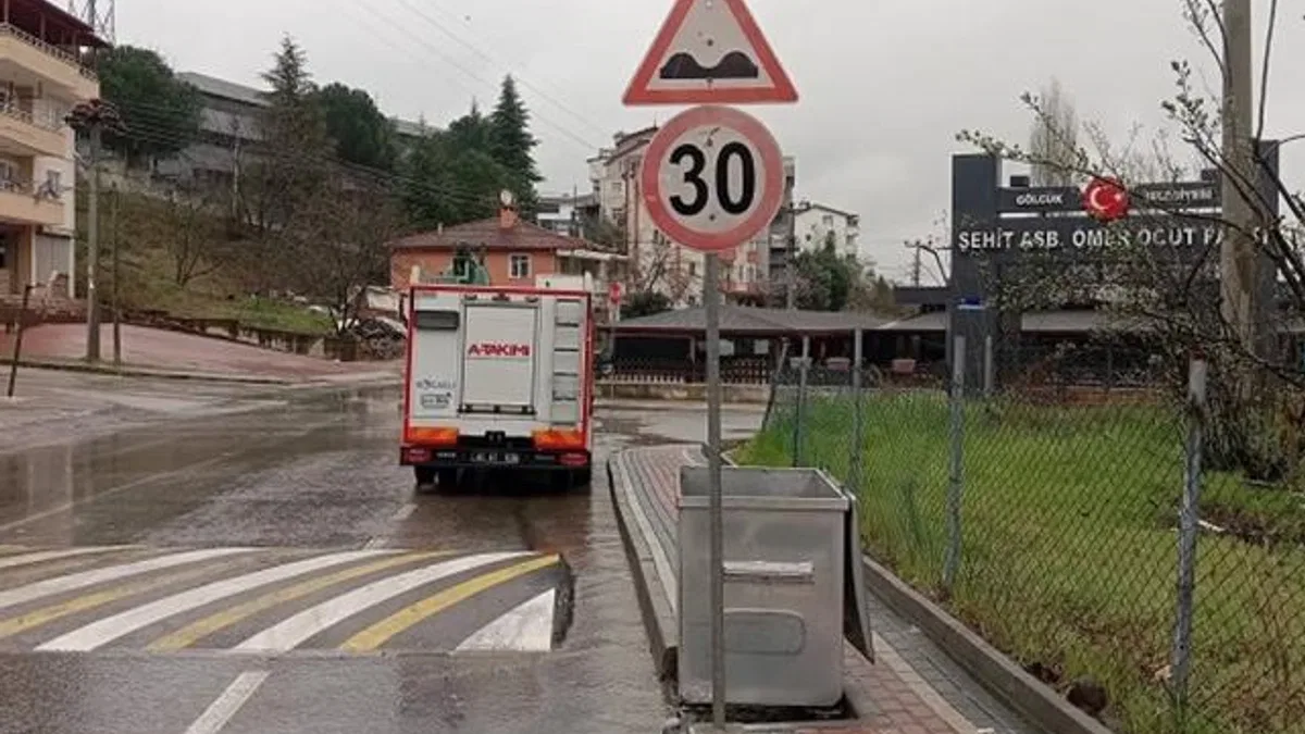 KBB trafik ve yol levhalarının onarımı yapılıyor