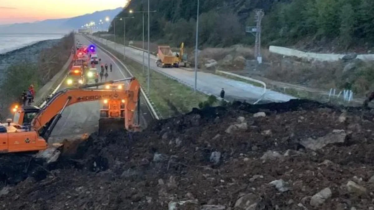 Artvin’de heyelan kabusu: Dağ koptu yola indi! O yol çift yönlü ulaşıma kapandı!
