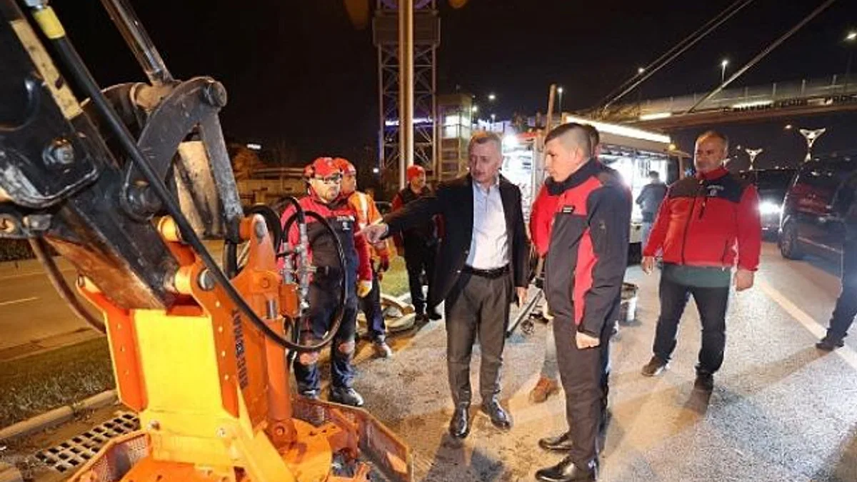 Büyükşehir’de yeni yıl gecesi de yol bakım hizmeti devam etti