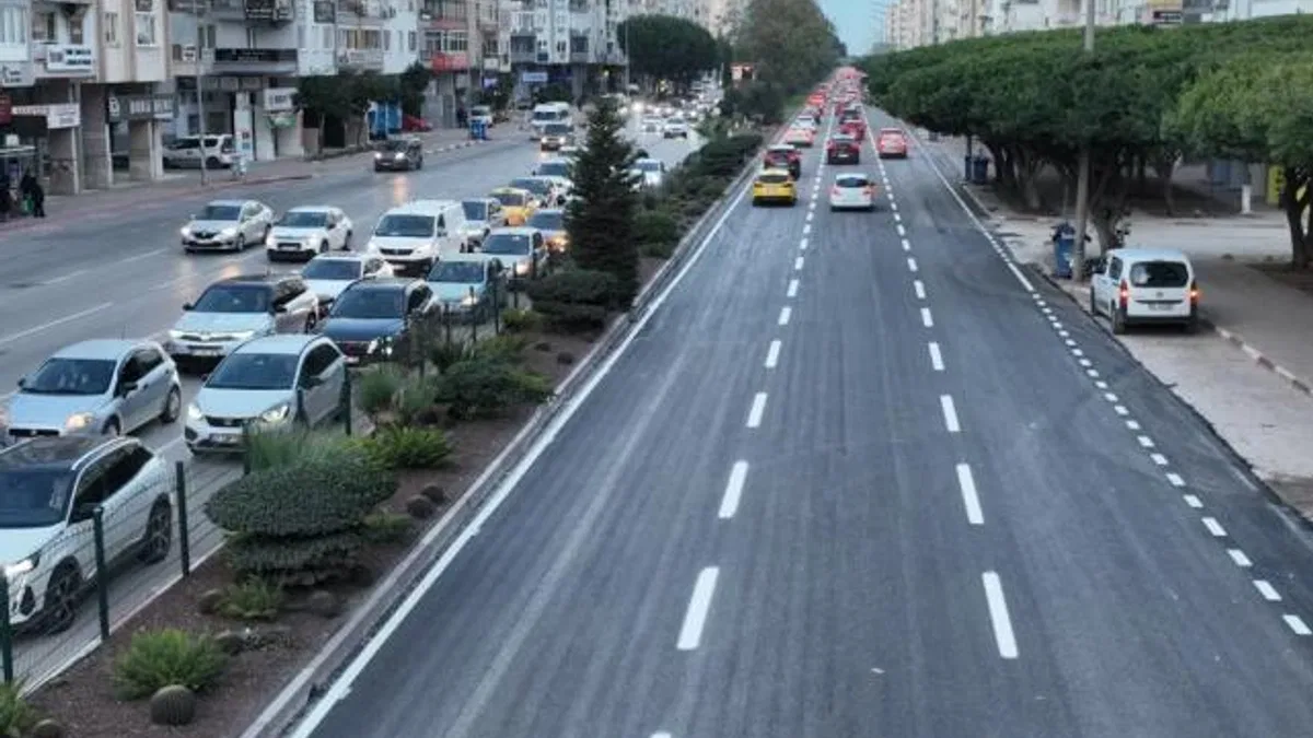 Antalya 100. Yıl Bulvarı’nda asfalt yenileme çalışması