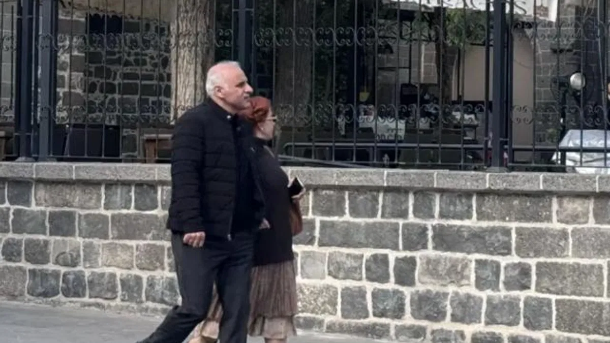 Diyarbakır Valisi korumasız halkın arasına karıştı