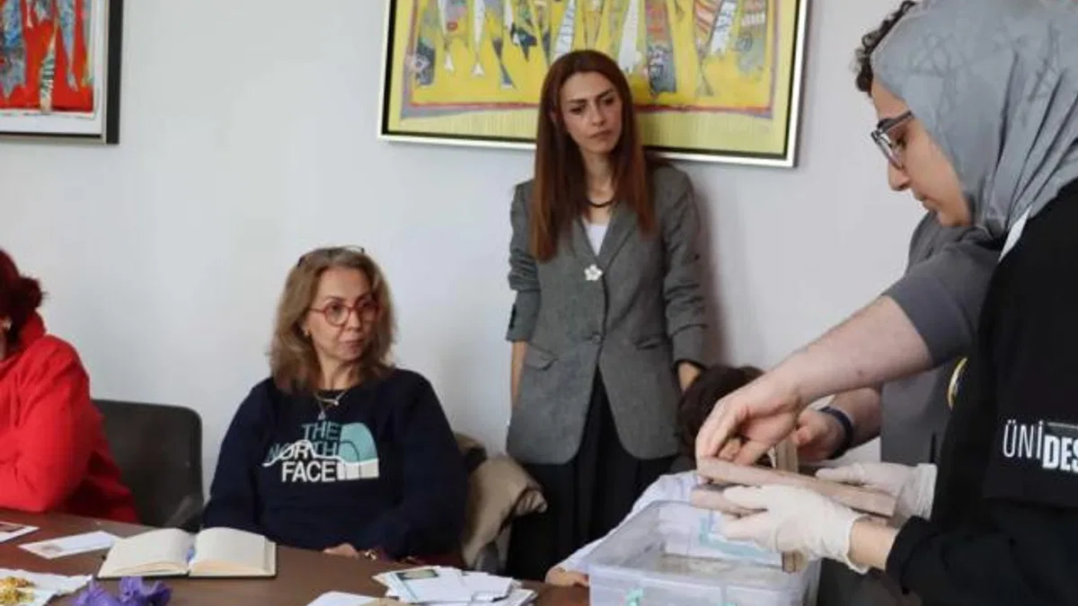 Maltepe’de geleneksel yöntemle kâğıt yapımını öğrendiler