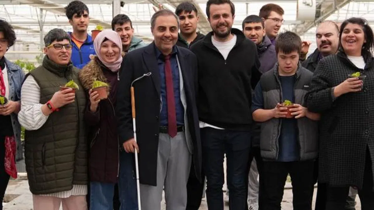 Seranın özel konukları çiçek dikti
