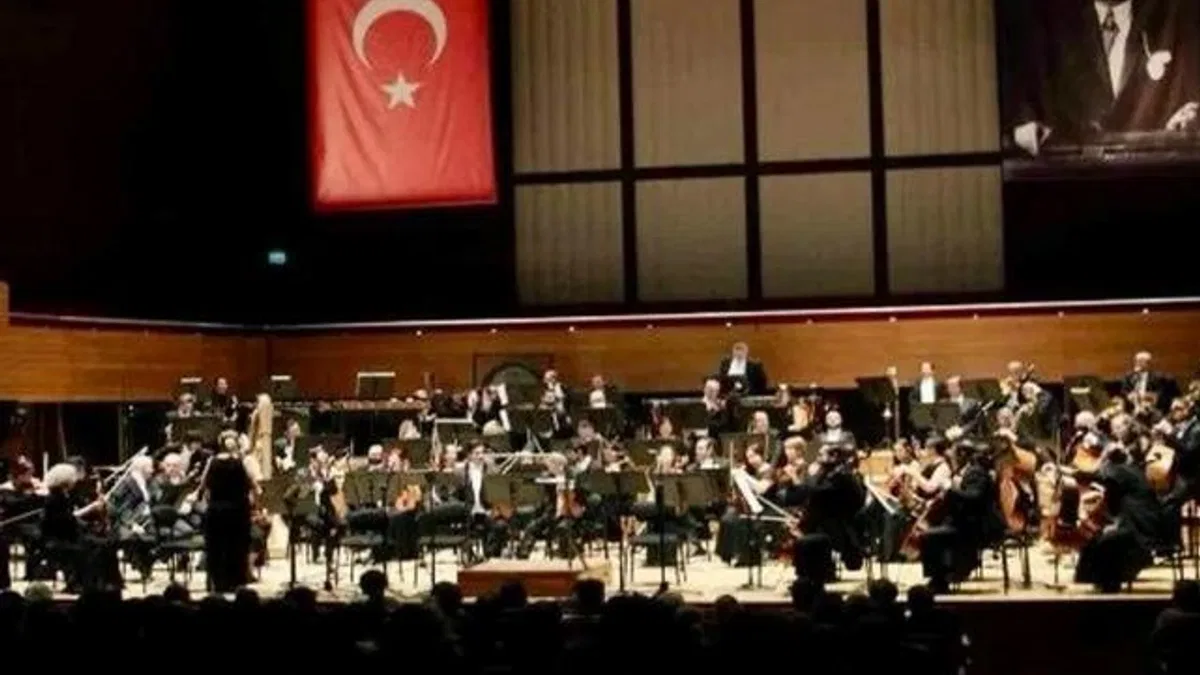 Uludağ İçecek’ten İzmir’de “Bir Ulus Uyanıyor” resitali