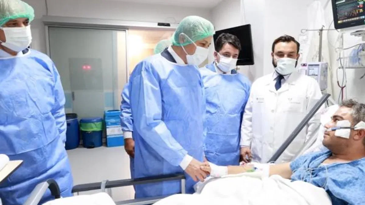 Bakan Yerlikaya’dan ağır yaralı polis memuruna hastane ziyareti