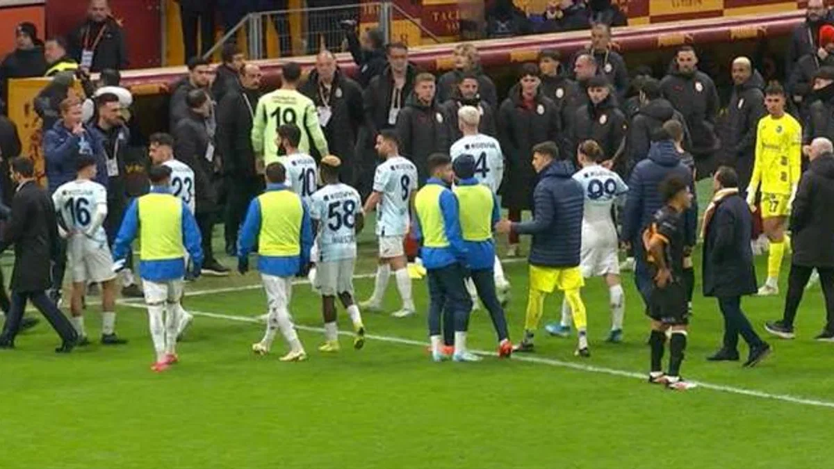 A. Demirspor, Galatasaray maçında sahadan çekilme kararı aldı, maç tatil edildi!