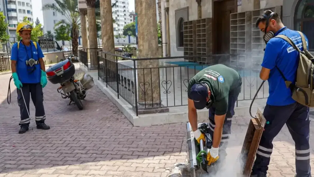 Antalya’da toplu kullanım alanlarına ilaçlama çalışması