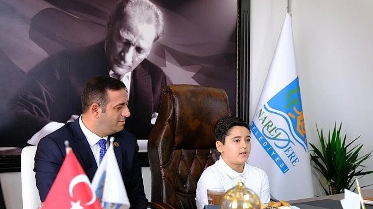 Narlıdere Belediye Başkanı Erman Uzun, 23 Nisan Ulusal Egemenlik ve Çocuk Bayramı’nda koltuğu 3.sınıf öğrencisi Ali Dönmez’e devretti