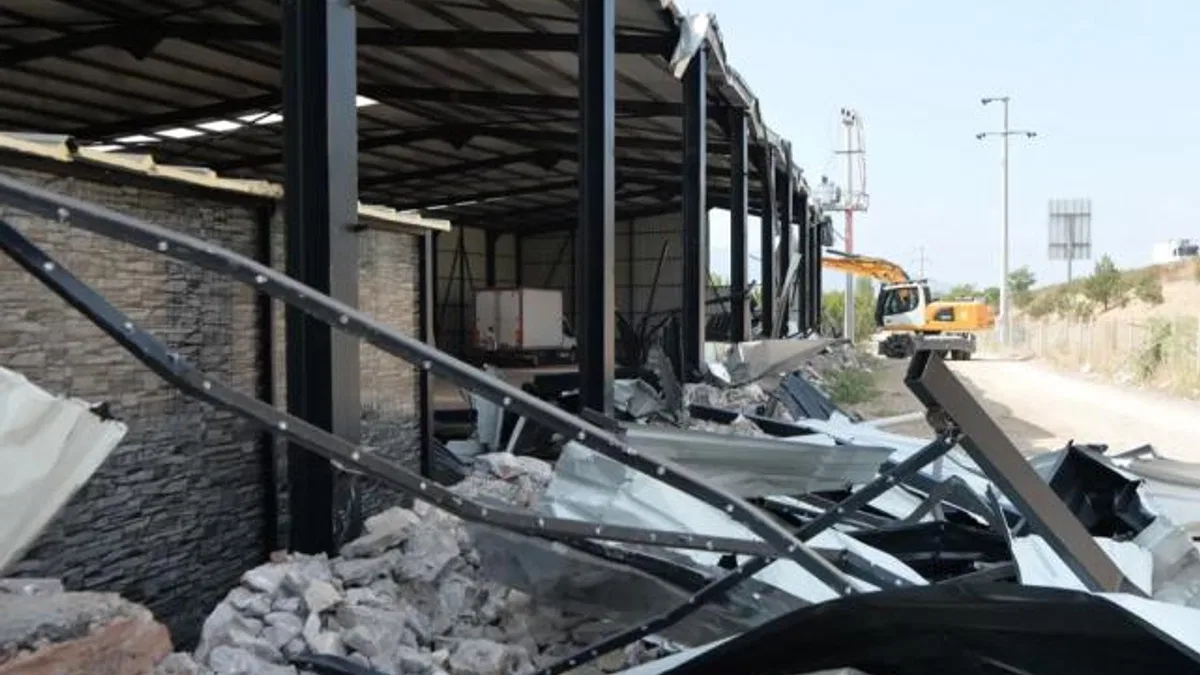 Bursa Osmangazi’de tarım arazisine inşa edilen kaçak depo yıkıldı