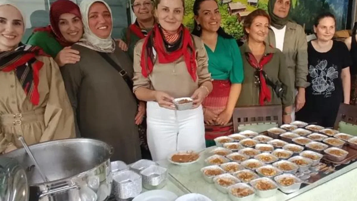 Trabzonlular Derneğinden aşure ikramı