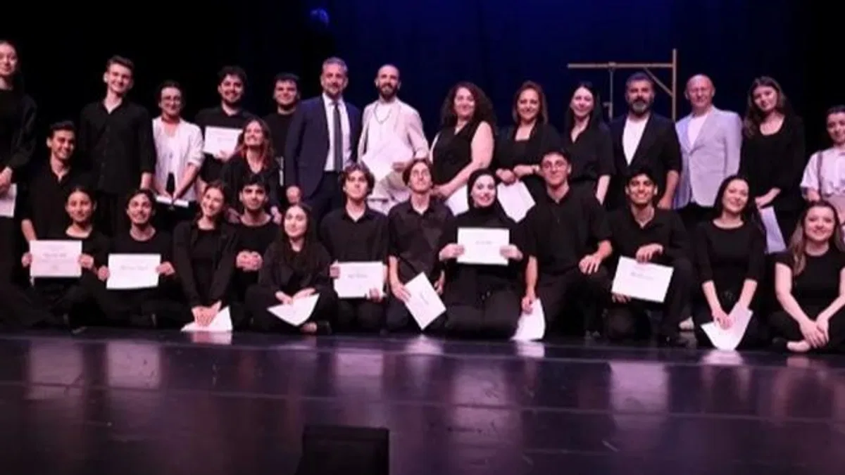 Bursa Devlet Tiyatrosu’nun kursiyerleri sahnede mezun oldu