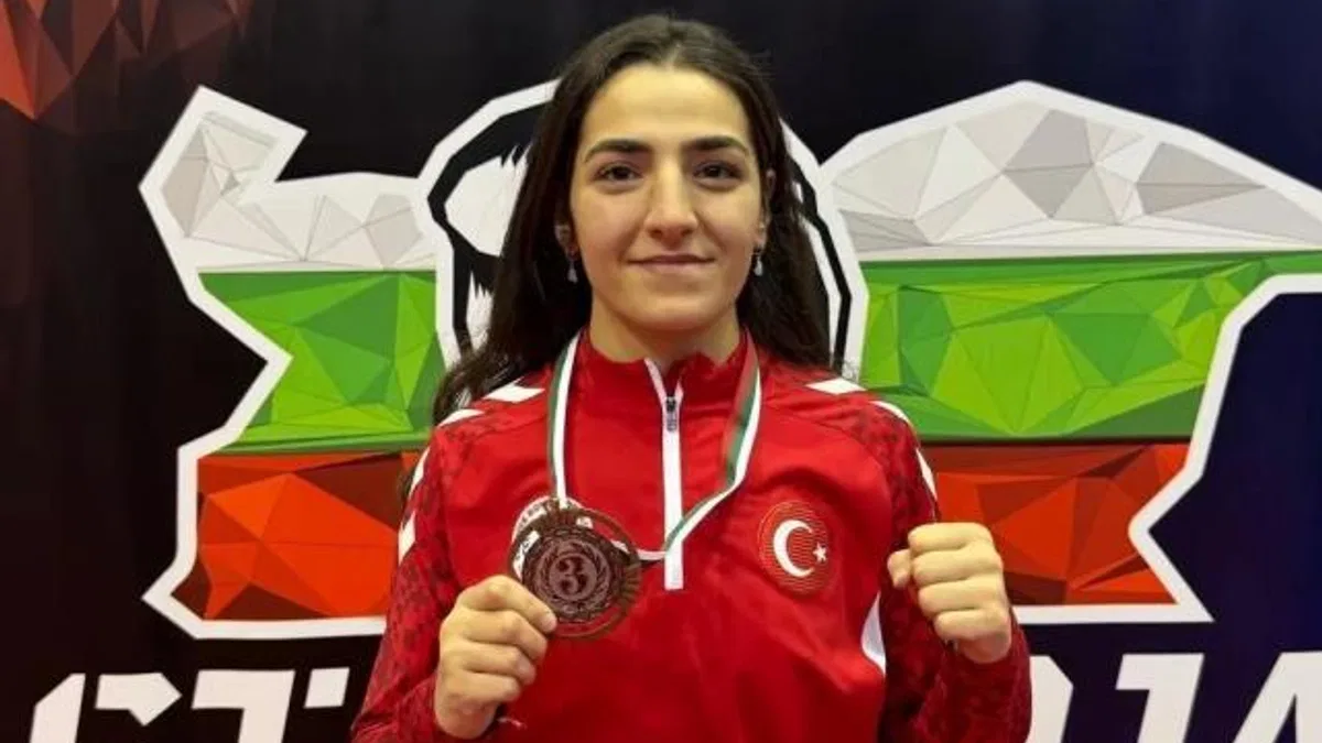 Ece Asude Bulgaristan’dan madalyayla döndü